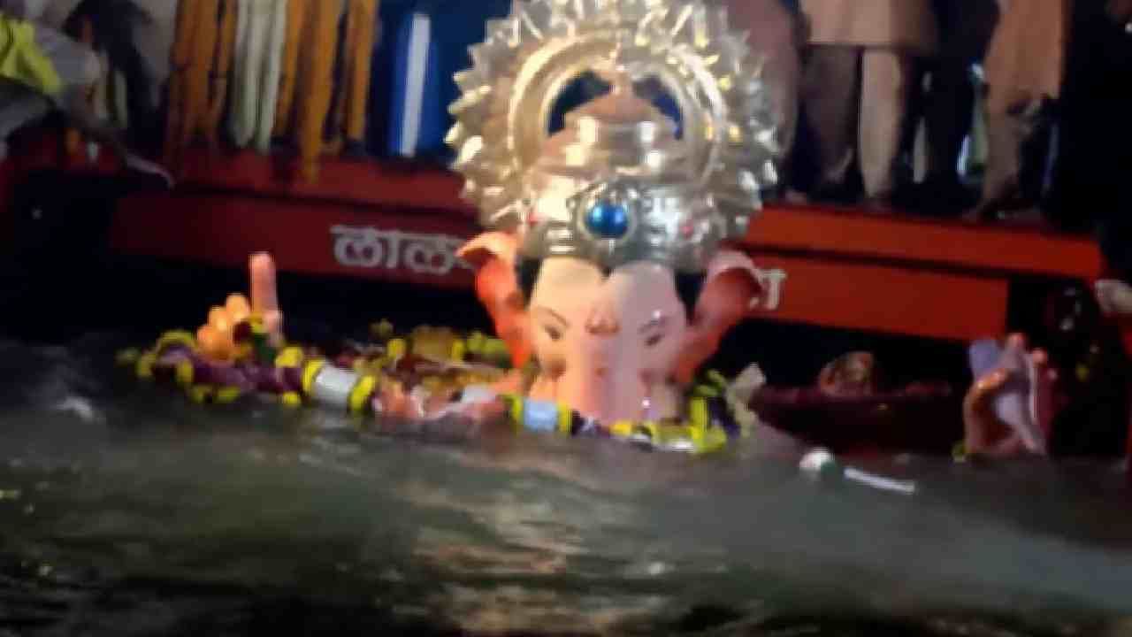 22 तासांची मिरवणूक, 8 तास पाण्यात... लालबागच्या राजाचा विसर्जन सोहळा संपन्न, लाखो डोळे पाणावले 22 तासांची मिरवणूक, 8 तास पाण्यात... लालबागच्या राजाचा विसर्जन सोहळा संपन्न, लाखो डोळे पाणावले