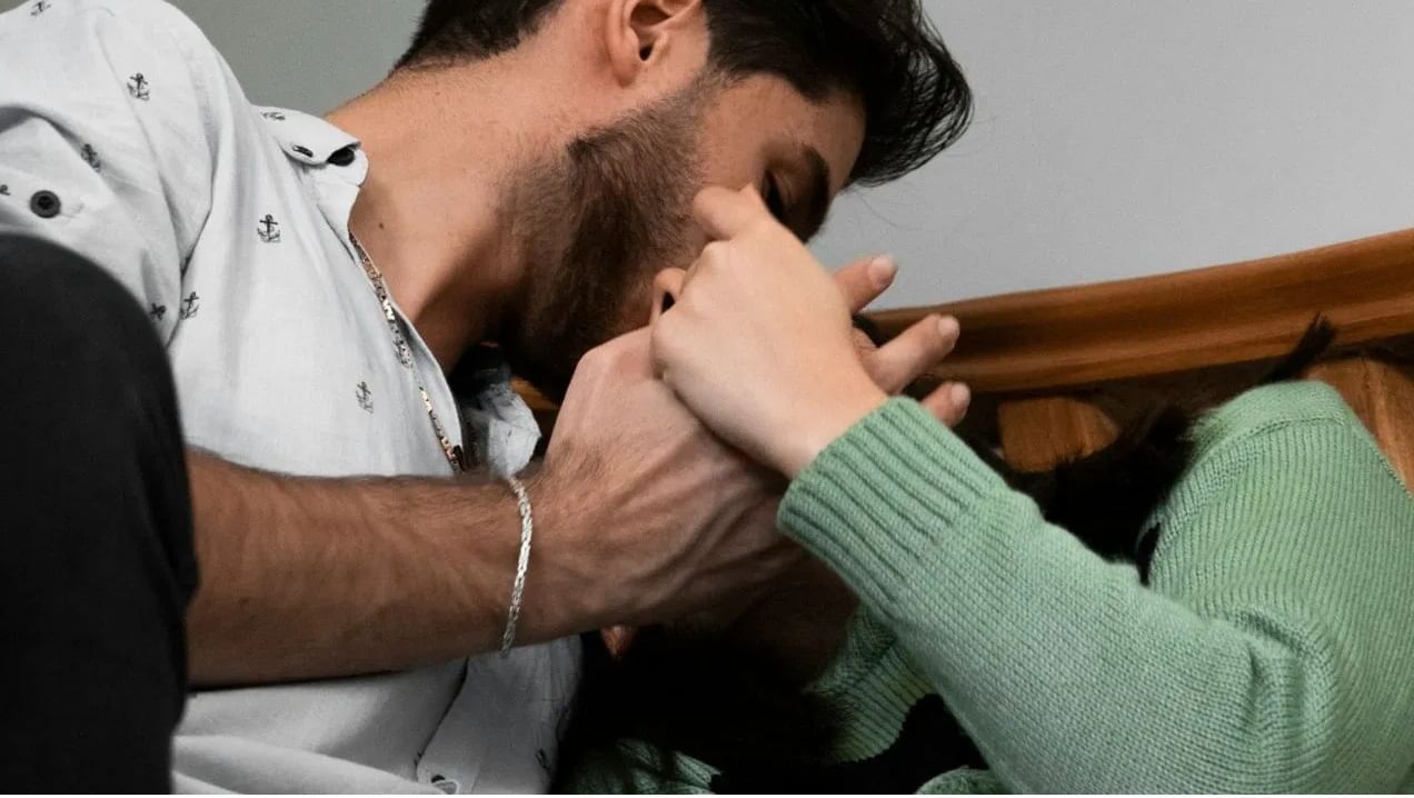 10 वर्षे, 6 गर्लफ्रेंड…पोपट आणि कॅलेंडरने मुलींना फसवायचा, पण एका कुत्र्याने खेळ संपवला.. 10 वर्षे, 6 गर्लफ्रेंड…पोपट आणि कॅलेंडरने मुलींना फसवायचा, पण एका कुत्र्याने खेळ संपवला..