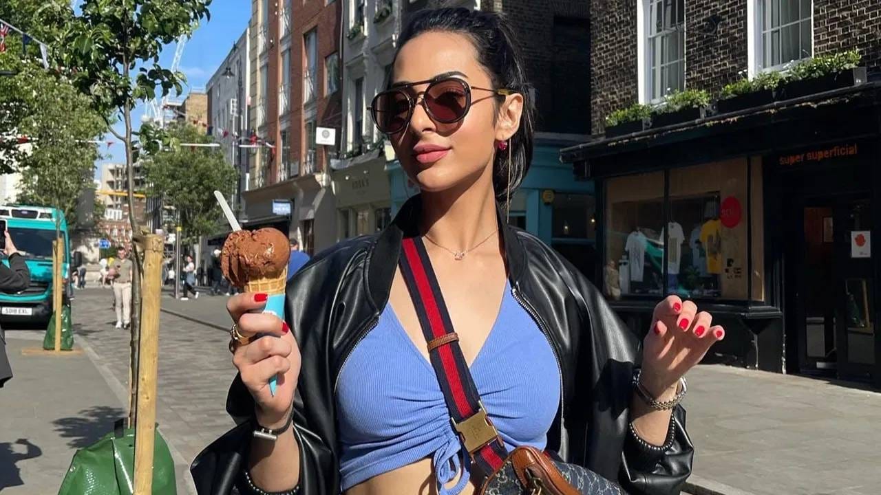 टीम इंडियाचा सलामी फलंदाज आणि भविष्यातील स्टार खेळाडू अभिषेक शर्माने वयाचं 25वं वर्ष पूर्ण केलं आहे. टी20 क्रिकेटमध्ये त्याच्या नावाची प्रतिस्पर्धी संघांमध्ये दहशत आहे. त्यामुळे अल्पावधीतच त्याने नाव कमावलं आहे. त्यामुळे त्याचे लाखो फॅन्स आहेत. यात एक नाव लैला फैसल हीचं देखील आहे. (PC-INSTAGRAM)