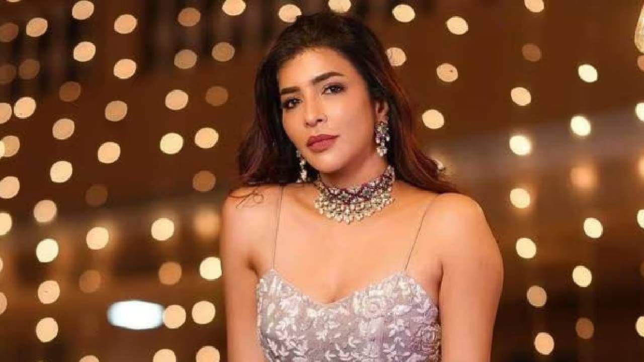 अभिनेत्री लक्ष्मी मंचूने दाक्षिणात्य इंडस्ट्रीबद्दल मोठा खुलासा केला आहे. घटस्फोटानंतर एका सुपरस्टारच्या पूर्व पत्नीला टॉलिवूड इंडस्ट्रीने बाजूला सारल्याचं तिने म्हटलंय. ‘ग्रेट आंध्रा’ला दिलेल्या मुलाखतीत लक्ष्मीने कोणाचंही नाव न घेता हा दावा केला आहे. 
