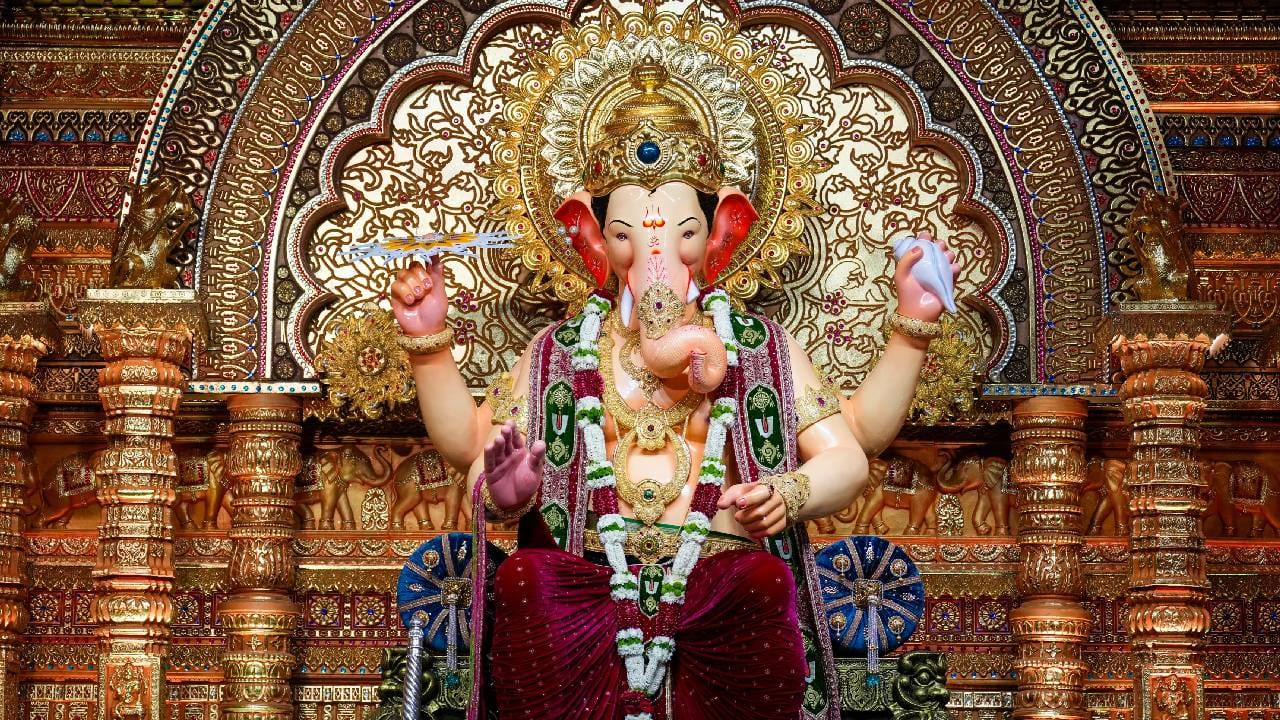 लालबाग राज्याच्या दर्शनाला तुम्ही रेल्वेनेही येऊ शकता. चिंचपोकळी स्टेशनला उतरून तुम्ही चालत जाऊ शकता. यासोबतच मुंबईच्या लोअर परळ स्थानकापासून 20 मिनिटे चालत गेलात तरीही तुम्ही आरामात जाऊ शकता. 