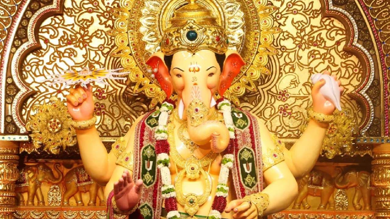 जर तुम्ही लालबागच्या राजाच्या दर्शनासाठी येत असाल तर तुम्हाला वेळेचे टेन्शन नसणार आहे. लालबागच्या राजाचे दर्शन 24 तास सुरू असते. सध्या मोठी गर्दी दिवसभर असल्याने काही भाविक रात्री दर्शनासाठी येतात. 