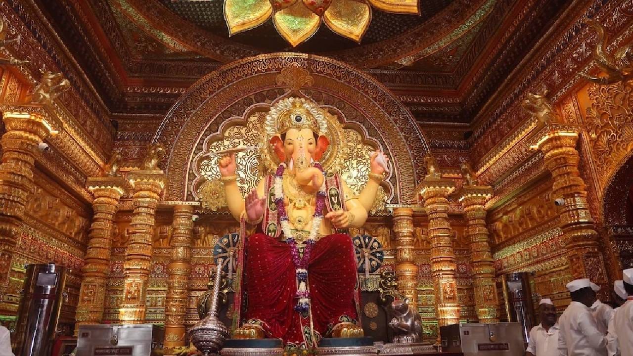 दादर स्टेशनला उतरून तुम्ही टॅक्सीनेही लालबागला पोहोचू शकता. ऑनलाइन लाईव्ह दर्शनाची व्यवस्था देखील मंडळाकडून करण्यात आली आहे. youtube.com/@LalbaugRaja. मध्ये तुम्ही व्हिडीओ आणि फोटो पाहू शकता. 