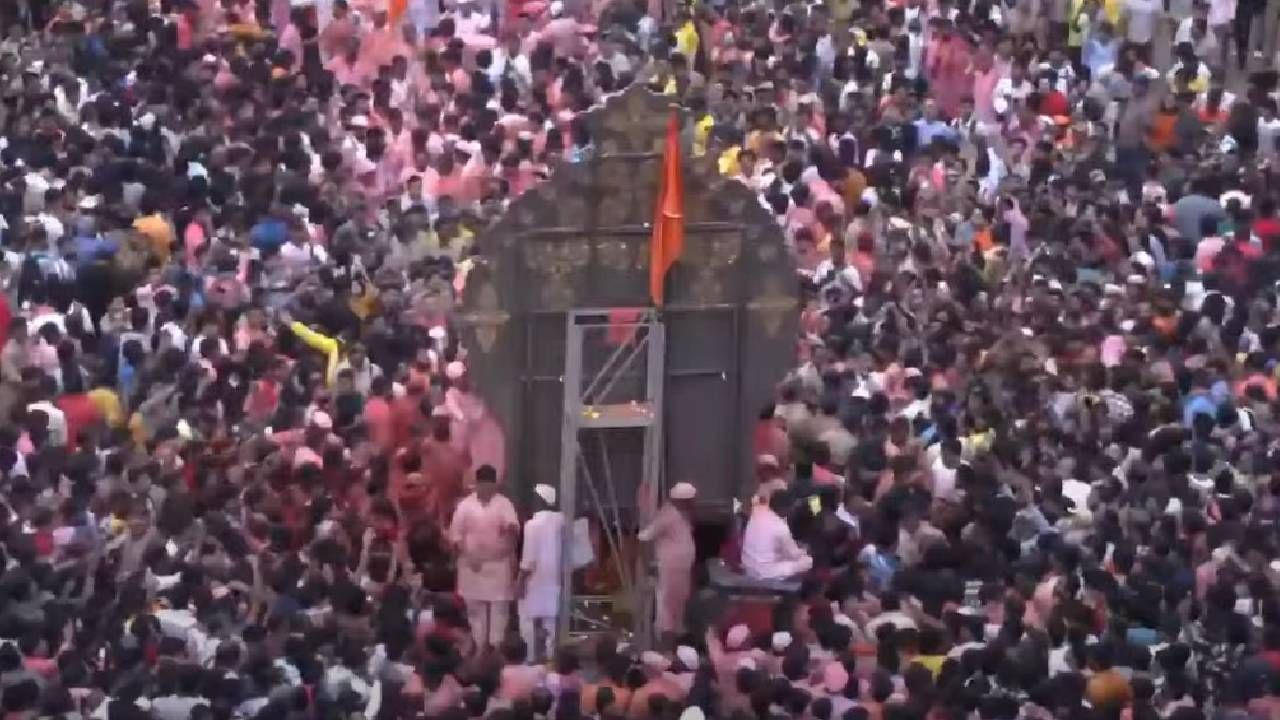 लालबागचा राजाची आरती झाल्यानंतर मूर्तीला तराफ्यावर बसवून खोल समुद्रात विसर्जनासाठी नेण्यात येईल. परंतु नव्याने बनवलेल्या तराफ्यावर मूर्ती चढवण्यास अडचण येत आहे. बऱ्याच प्रयत्नांनंतरही मूर्तीला तराफ्यावर चढवता येत नाहीये. 
