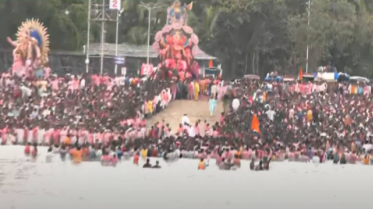 लालबागचा राजाला निरोप देण्यासाठी गिरगाव चौपाटीवर लाखोंचा जनसागर लोटला आहे. 22 तासांनंतर लालबागचा राजा गिरगाव चौपाटीवर पोहोचला आहे. गिरगाव चौपाटीवर गणेशभक्तांनी मोठी गर्दी केली आहे. 
