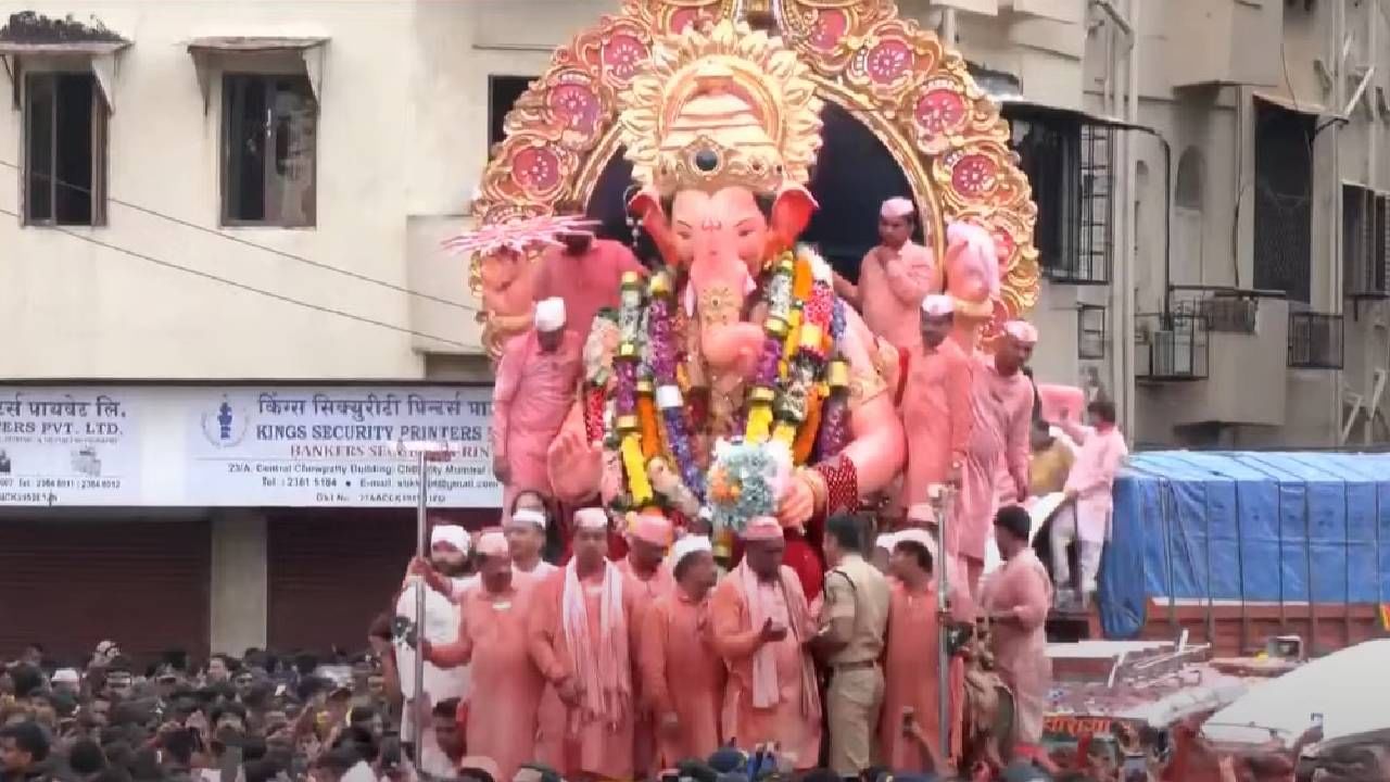 लालबागचा राजाच्या रथावर उद्योगपती अनंत अंबानीदेखील उपस्थित होते. मुंबईतील अनेक गणपतींचं विसर्जन अद्याप बाकी आहे. हा विसर्जन सोहळा संपण्यासाठी दुपारपर्यंतचा अवधी लागू शकतो. 
