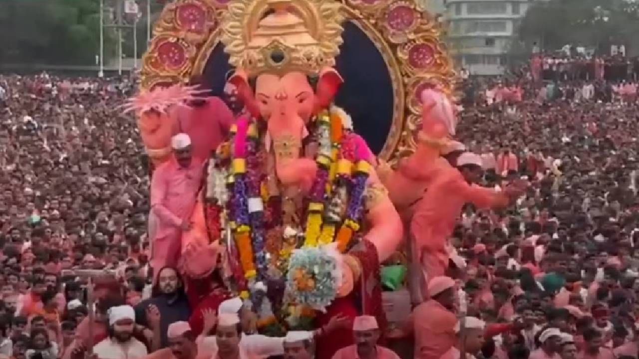 लालबागचा राजासाठी यंदा खास पद्धतीने तराफा बनवण्यात आला आहे. या तराफ्यावरून बाप्पाला समुद्रात नेण्यात आलं. आज (रविवार) सकाळी साडेसातच्या सुमारास लालबागचा राजा गिरगाव चौपाटीवर दाखल झाला.  
