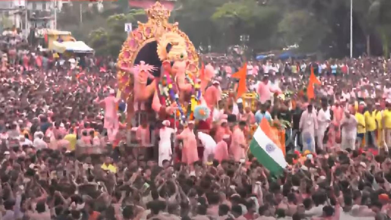 दहा दिवस मनोभावे पूजा-अर्चना केल्यानंतर अनंत चतुर्दशीला गणपती बाप्पाचं विसर्जन केलं जातं. मुंबईतील लालबागचा राजाची मूर्ती अनंत चतुर्दशीच्या दुसऱ्या दिवशी पहाटे गिरगाव चौपाटीला पोहोचते आणि त्यानंतर तिथे विसर्जन केलं जातं. 
