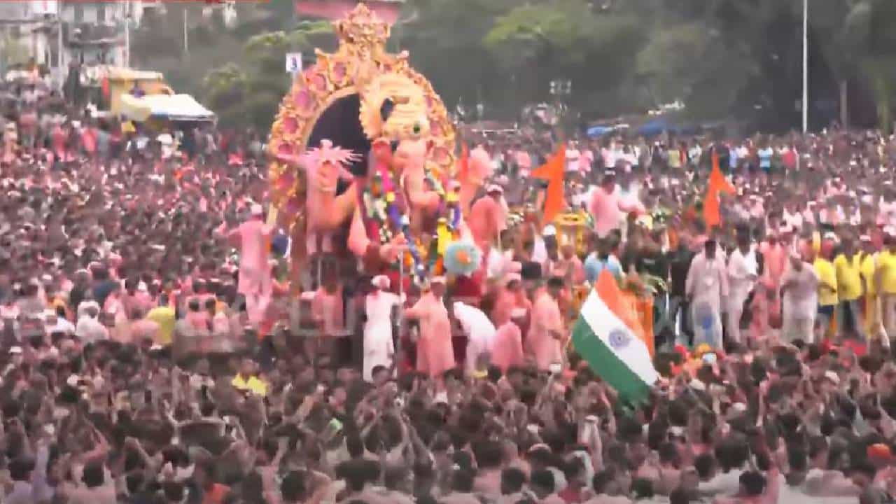 दहा दिवस मनोभावे पूजा-अर्चना केल्यानंतर अनंत चतुर्दशीला गणपती बाप्पाचं विसर्जन केलं जातं. मुंबईतील लालबागचा राजाची मूर्ती अनंत चतुर्दशीच्या दुसऱ्या दिवशी पहाटे गिरगाव चौपाटीला पोहोचते आणि त्यानंतर तिथे विसर्जन केलं जातं.
