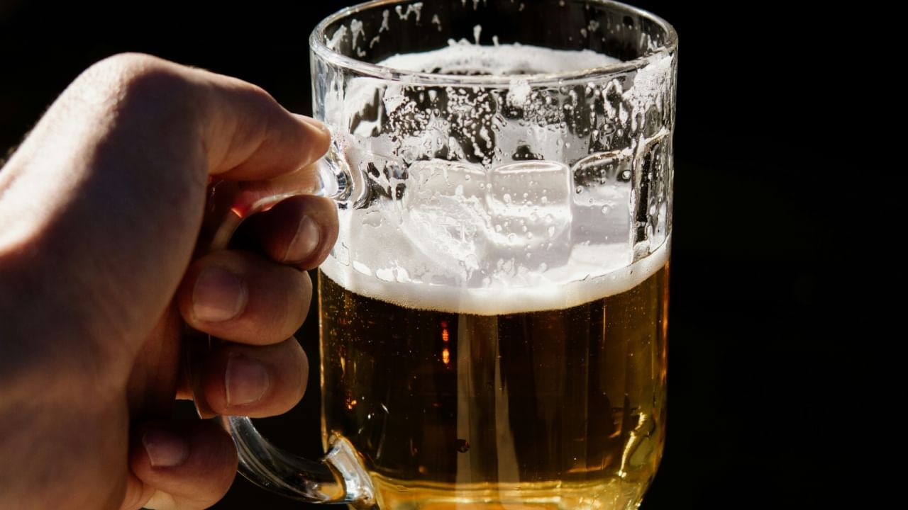 या सगळ्या प्रक्रियेत एकच ज्ञानेंद्रिय वापरलं जात नाही, ते म्हणजे कान. या उणीवेला भरून काढण्यासाठी ग्लास आपटून एक विशिष्ट आवाज काढला जातो, ज्यामुळे कानही तृप्त होतात. यामुळे दारू पिणे हे पाचही ज्ञानेंद्रियांचा वापर करून घेतलेला एक परिपूर्ण अनुभव असतो.