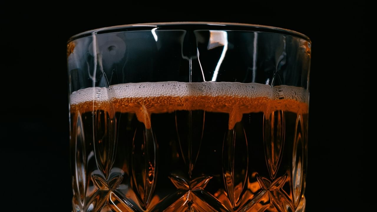 पार्टी असो किंवा एखादा खास क्षण आपल्यापैकी अनेकजण सेलिब्रेशन करण्यासाठी दारु पितात. पण दारू पिताना आपल्यापैकी सर्वच जण एक गोष्ट नेहमी करतात ती म्हणजे चिअर्स. आता तुम्हाला वाटेल यात काय नवीन आहे, ते तर आम्ही नेहमीच करतो.