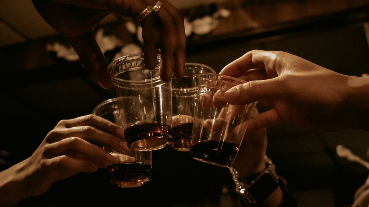 दारू पिण्यापूर्वी ग्लास एकमेकांना आपटण्यामागेही अनेक मनोरंजक कथा आहेत. आपल्या शरीरातील पाच ज्ञानेंद्रिये (डोळे, नाक, कान, जीभ, त्वचा) आपल्याला जगाचा अनुभव देतात. दारू पिताना आपण डोळ्यांनी पेयाचा रंग पाहतो, जिभेने चव घेतो, नाकाने सुगंध घेतो आणि हाताने ग्लास पकडून त्याचा स्पर्श अनुभवतो.