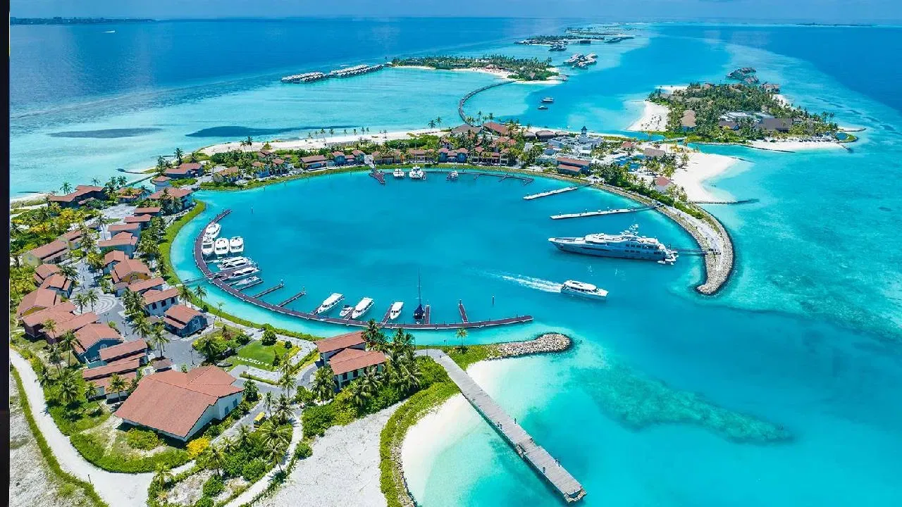 छोटे बेट या विनाशाची वाट पाहत बसलेले नाहीत. मालदीव बेटांना उंच करण्यासाठी वाळू पंप वापरत आहे, समुद्री भिंती उभारत आहे आणि तरंगणाऱ्या शहरांचा प्रयोग करत आहे. 