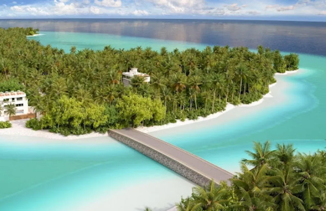 वादळेही तीव्र होत आहेत. चक्रीवादळे आणि तीव्र भरतीमुळे किनारे नष्ट होत आहेत आणि गोड्या पाण्याचे स्रोत खाऱ्या पाण्याने दूषित होत आहेत. पायाभूत सुविधांचेही नुकसान होत आहे. 2024 मध्ये तीव्र लाटांनी मालदीवची राजधानी माले जलमग्न केली होती, ज्यामुळे हजारो लोक विस्थापित झाले आणि लाखोंचे नुकसान झाले. मातीच्या खारटपणामुळे (salinization) शेती प्रभावित होत आहे. त्यामुळे पर्यटन, जे एकूण देशांतर्गत उत्पादनाच्या 28 टक्के आहे, किनाऱ्यांचे नुकसान झाल्याने देशाची आर्थिक जीवनरेखा बनले आहे. जर परिस्थिती अशीच राहिली तर भविष्यात यावरही संकट येऊ शकते.