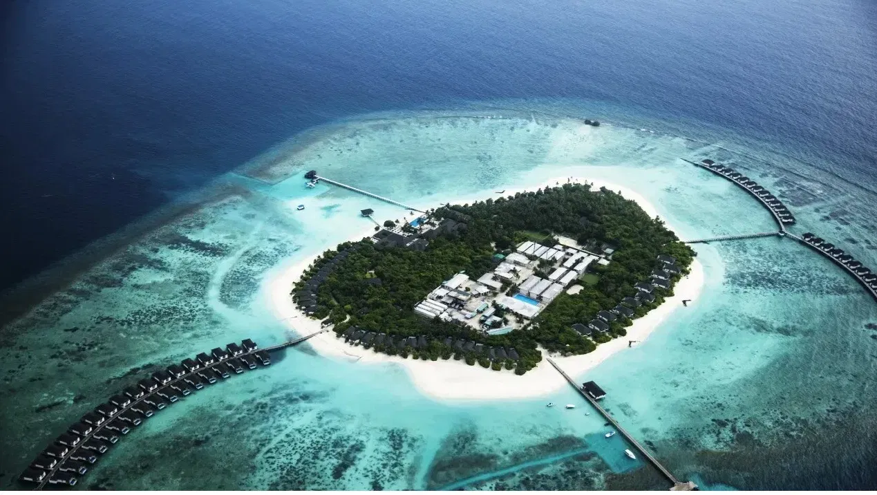 मालदीव खरोखरच बुडत नाही, पण वाढत्या समुद्रामुळे ते धोक्याच्या छायेत आहे. 1900 नंतर जागतिक समुद्र पातळी सुमारे 20 सेंटीमीटरने वाढली आहे. हिमनद्या वितळणे आणि गरम पाण्याचा विस्तार यामुळे ही वाढ आता दरवर्षी 4 मिलिमीटरपर्यंत झाली आहे. मालदीवसाठी, जिथे सर्वोच्च बिंदू 2.4 मीटर आहे, याचा अर्थ अगदी थोडीशी वाढही आपत्तीजनक ठरू शकते. अंदाजानुसार, 2050 पर्यंत 30-50 सेंटीमीटर वाढ होऊ शकते. म्हणजेच, सर्वात वाईट परिस्थितीत, 2100 पर्यंत समुद्र 77 टक्के जमीन जलमग्न करू शकतो.