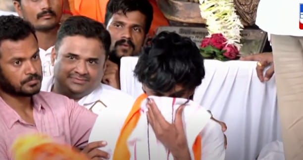 राज्य सरकारने हैदराबाद गॅझेट लागू केल्यानंतर जरांगे भावुक झाले आहेत. ते आनंदात ढसाढसा रडल्याचे पाहायला मिळाले आहे. सरकारच्या या निर्णयानंतर आता मराठा समाजात आनंद व्यक्त केला जात आहे.