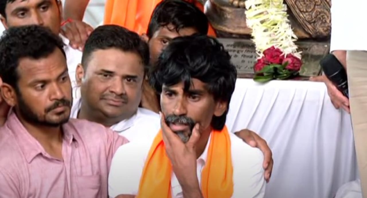 गेल्या पाच दिवसांपासून मनोज जरांगे यांचे उपोषण चालू होते. मराठा समाजाला ओबीसीतून आरक्षण मिळावे. हैदराबाद, सातारा गॅझेट लागू करावे अशी मागणी त्यांनी केली होती.