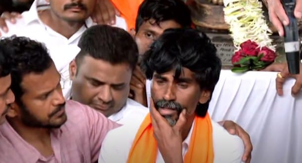 त्यांच्या एका आवाहनाने मुंबईत हजारो मराठा आंदोलक मुंबईत दाखल झाले होते. 29 ऑगस्टपासून बीएमसी, चर्चगेट, आझाद मैदान या परिसरात मराठा आंदोलकांनी ठाण मांडले होते. हजारो वाहने मुंबईच्या रस्त्यावर दिसत होते.