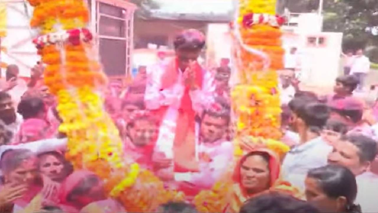 जरांगेंवर क्रेनमधून गुलालाची उधळण, संपूर्ण शरीर गुलालाने माखलं, अंतरवलीत महिलांकडून भव्यदिव्य स्वागत; गावात येताच दिला हा इशारा जरांगेंवर क्रेनमधून गुलालाची उधळण, संपूर्ण शरीर गुलालाने माखलं, अंतरवलीत महिलांकडून भव्यदिव्य स्वागत; गावात येताच दिला हा इशारा