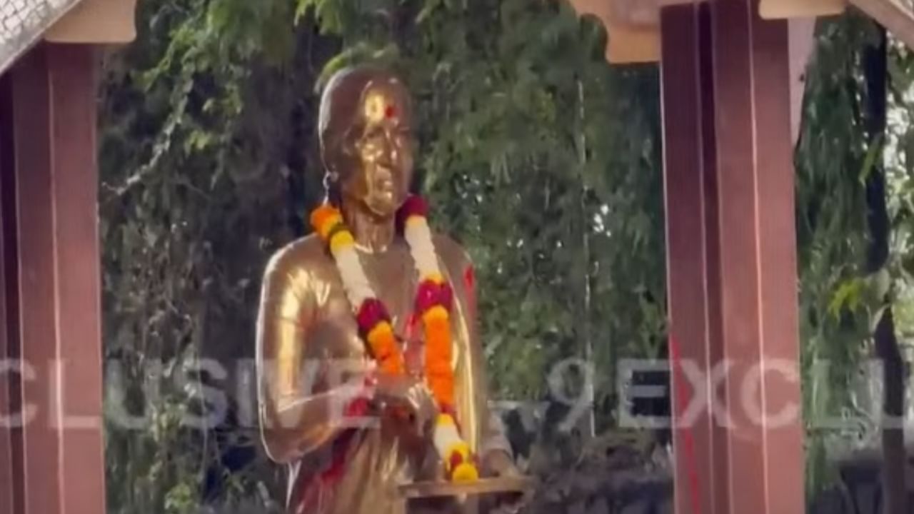 माजी मुख्यमंत्री उद्धव ठाकरे यांच्या मातोश्री मीनाताई ठाकरे यांच्या शिवाजी पार्क येथील पुतळ्यावर अज्ञात व्यक्तींनी लाल रंग फेकल्याची घटना घडली आहे. या प्रकारामुळे राजकीय वर्तुळात संताप व्यक्त केला जात आहे.