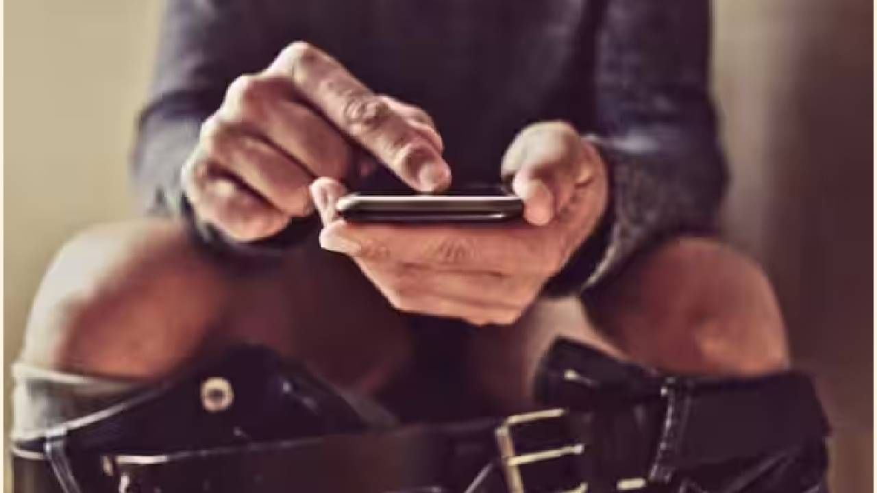 हे डिजिटल युग आहे. आता स्मार्टफोनचा वापर हा केवळ एकमेकांशी संपर्क साधन्यापुरता उरला नाही. आता हातात मनोरंजन आले आहे. जगाशी जोडण्यासाठी सोशल मीडिया प्लॅटफॉर्मचा मारा आहे. तुमचा मोबाईल हेच जग झाले आहे.