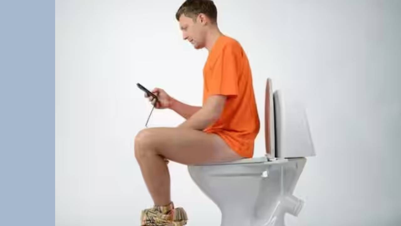 टॉयलेट ही दुषित जागा आहे. या ठिकाणी किटाणू आणि संसर्गाचा धोका वाढतो. तरीही लोक टॉयलेटमध्ये फोन घेऊन जातात आणि तासन तास त्याचा वापर करतात. पण यामुळे एक आजारपण जडते. 