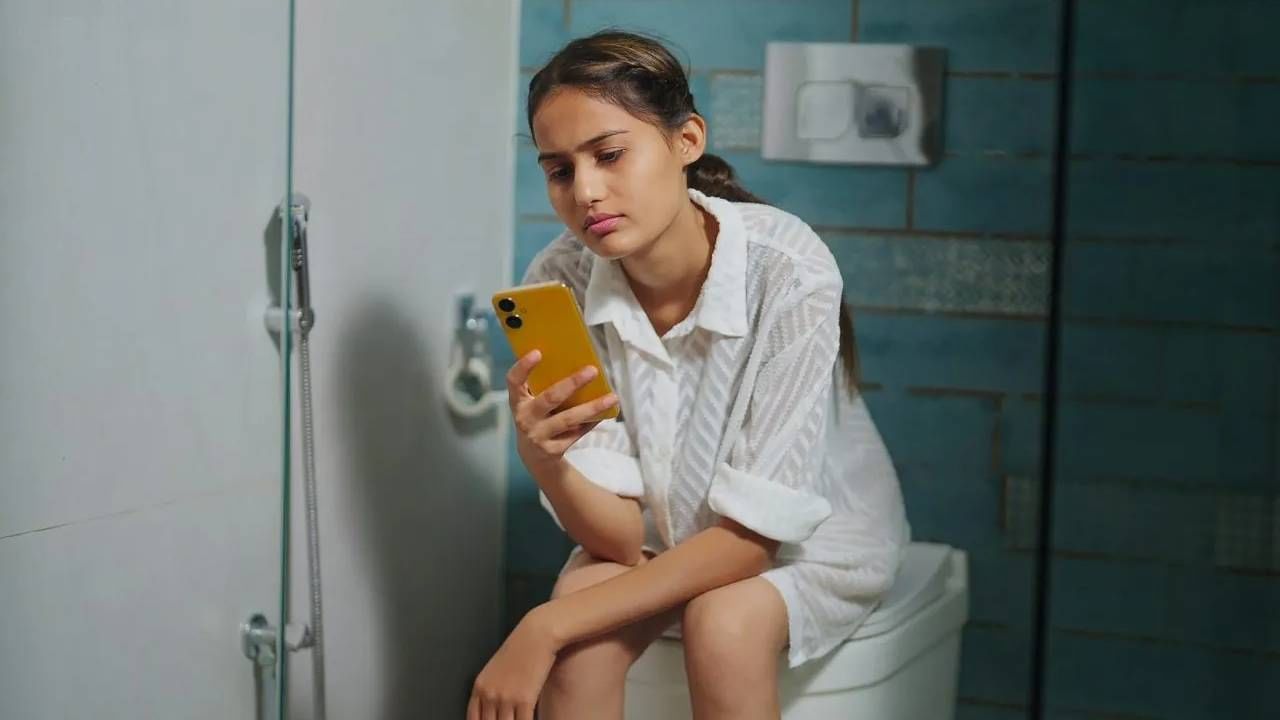 अनेक संशोधनातून हे समोर आले आहे की, टॉयलेटमध्ये फोनचा वापर केल्याने मुळव्याध, भंगदर सारखे गंभीर आजार होतात. हा आजार बळवण्याचा धोका 46 पट्टीने वाढतो.  5-10 मिनिटांचा वापर सुद्धा धोकादायक ठरु शकतो.