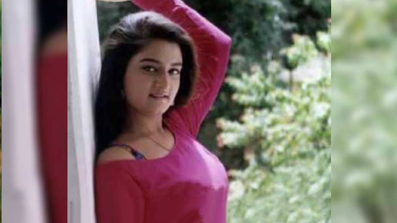 आम्ही ज्या अभिनेत्रीबाबत बोलत आहोत तिचे नाव मोहिनी आहे. अक्षय कुमार आणि तिने 1991 साली 'डांसर' या सिनेमात एकत्र काम केले होते. या चित्रपटानंतर मोहिनीने कधीही बॉलिवूडमध्ये काम केले नाही. ती बॉलिवूडची सुपरहिट अभिनेत्री ठरली. तिने शिवाजी गणेशन, चिरंजीवी से लेकर ममूटी, मोहनलाल, बालकृष्ण आणि इतर सुपरस्टार्स सोबत काम केले.