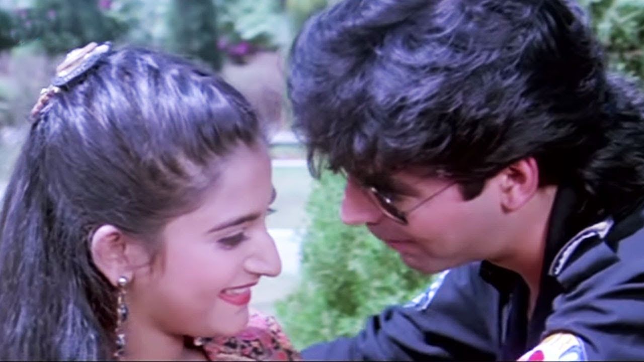 मोहिनीने आता खुलासा केला आहे की बोल्ड सीन्स करण्यासाठी कायमच तिच्यावर दबाव टाकण्यात आला होता. "दिग्दर्शक आर. के. सेल्वमणि यांनी या स्विमिंग सूट सीनची योजना आखली होती. मी खूप अस्वस्थ झाले, रडले आणि हे करण्यास नकार दिला. त्यामुळे शूटिंग अर्धा दिवस थांबवावं लागलं" असे मोहिनी म्हणाली.