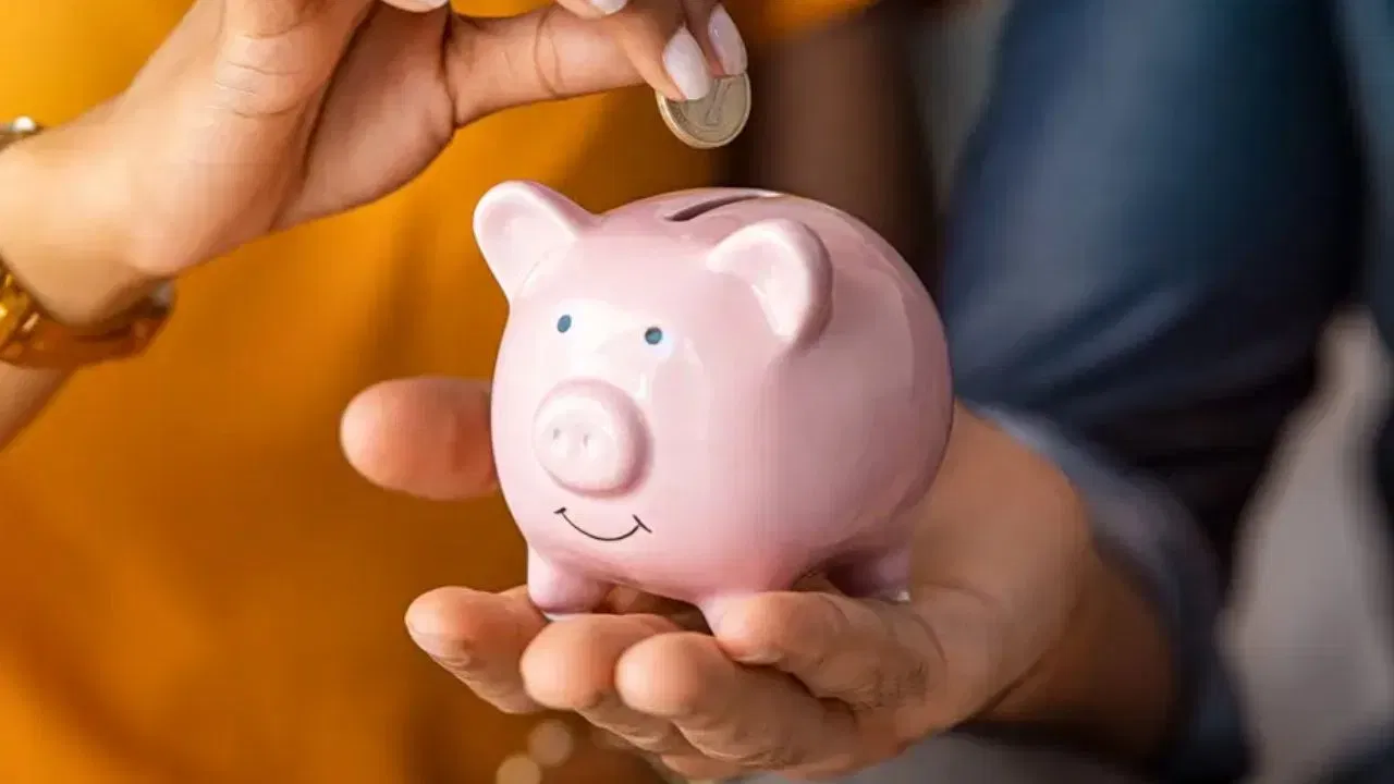 एकत्र कुटुंबात राहताय? पैशाची एक चूक तुमचे नातेसंबंध बिघडवू शकते, जाणून घ्या