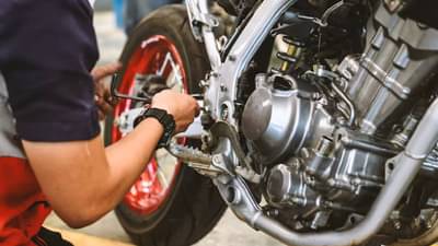 ‘या’ चुकांमुळे बाईकच्या इंजिनला नुकसान पोहोचू शकते, जाणून घ्या