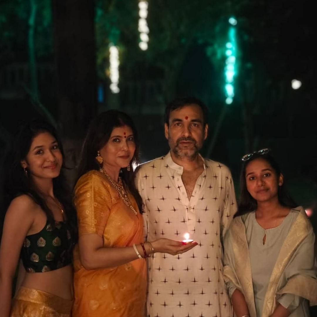 जेव्हा पंकज त्रिपाठी यांना विचारण्यात आले की यशस्वी विवाह आणि नातेसंबंधाचे रहस्य काय आहे, तेव्हा त्यांनी सांगितले की, "आमच्या काळात फारशी तंत्रज्ञान नव्हते. आमच्याकडे मोबाईल फोन नव्हते. प्रत्येकाच्या हातात तंत्रज्ञान नव्हते. जेव्हा आम्ही घराबाहेर पडायचो तेव्हा आमच्यासाठी एकमेव तंत्रज्ञान म्हणजे आम्ही ट्रेन, बस, टेम्पो, ऑटो किंवा बाईक असा कशानेही प्रवास करायचो."