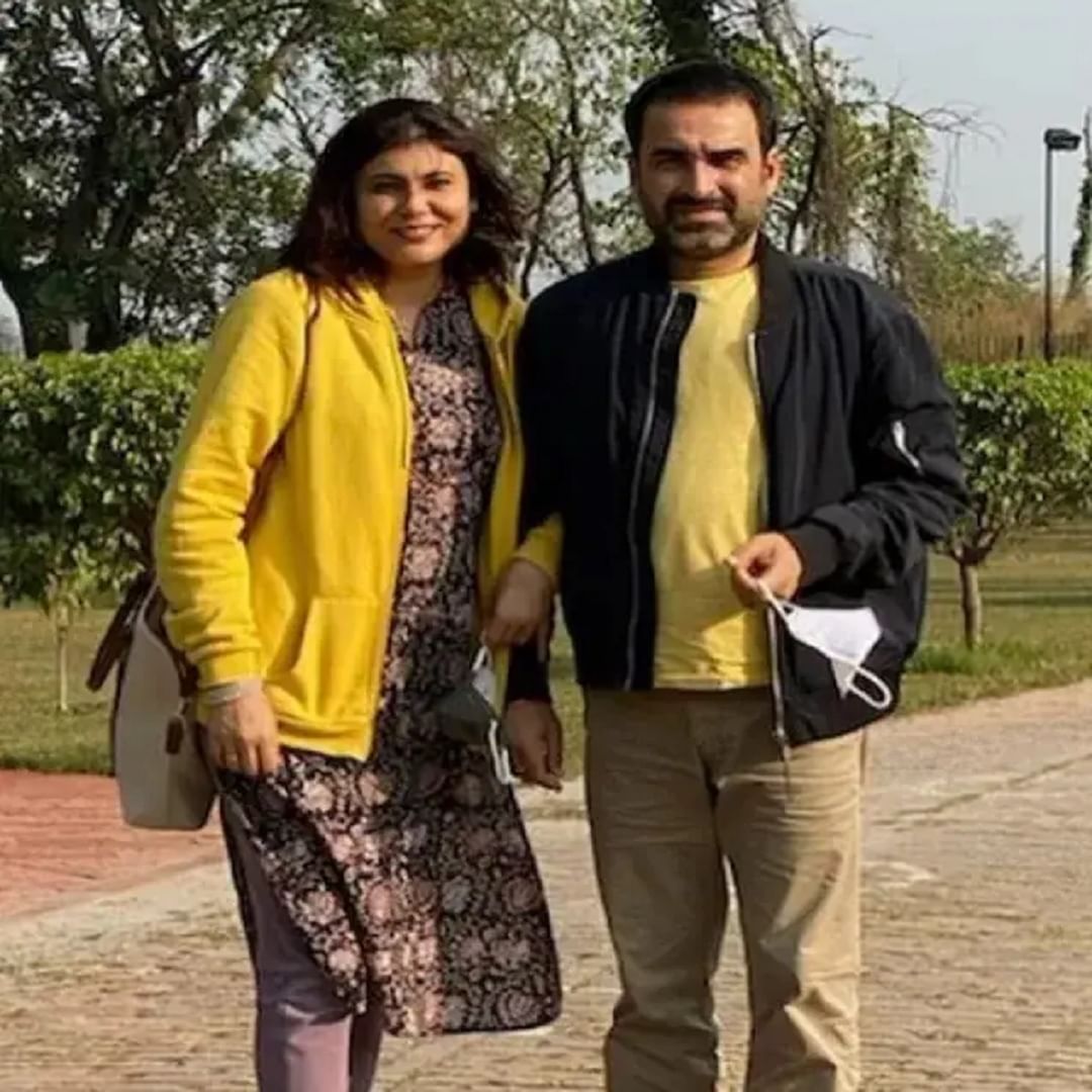 मृदुला यांनाही पंकज त्रिपाठी आवडू लगाले होते. त्यानंतर 2004 मध्ये त्यांनी अखेर लग्न केलं. या जोडप्याला 2006 मध्ये एक मुलगी झाली. पंकज त्रिपाठीची पत्नी मृदुला यांचा साधेपणा सहजता त्यांच्या फोटोंमध्येही नक्कीच दिसत आहे. त्यांचे फोटो तुमचे नक्कीच मन जिंकतील.