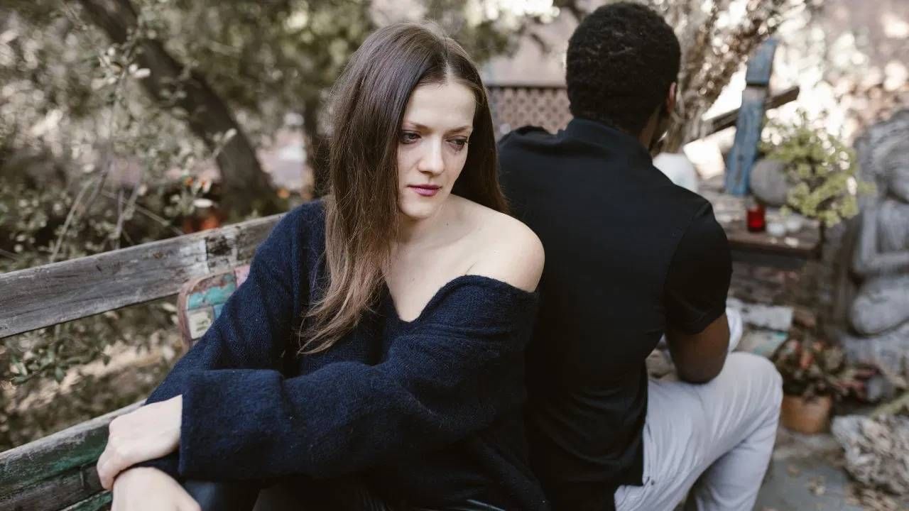 मल्टिपल स्क्लेरोसिस आजाराची प्रमुख लक्षणे ही हातपायांमध्ये कमकुवतपणा. हेच नाही तर काहींना चालण्यास देखील समस्या येतात. चालताना त्रास होतो.