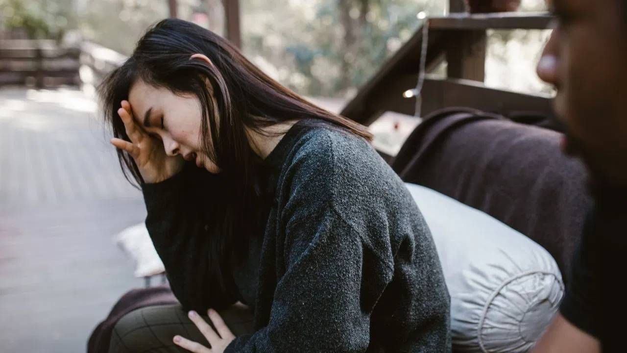 ज्या लोकांचा मल्टिपल स्क्लेरोसिस असलेल्या व्यक्तीशी संबंध आहेत त्यांना हा आजार होण्याची शक्यता जास्त असते. विशेष म्हणजे हा आजार अधिक महिलांमध्ये आढळून येतो.