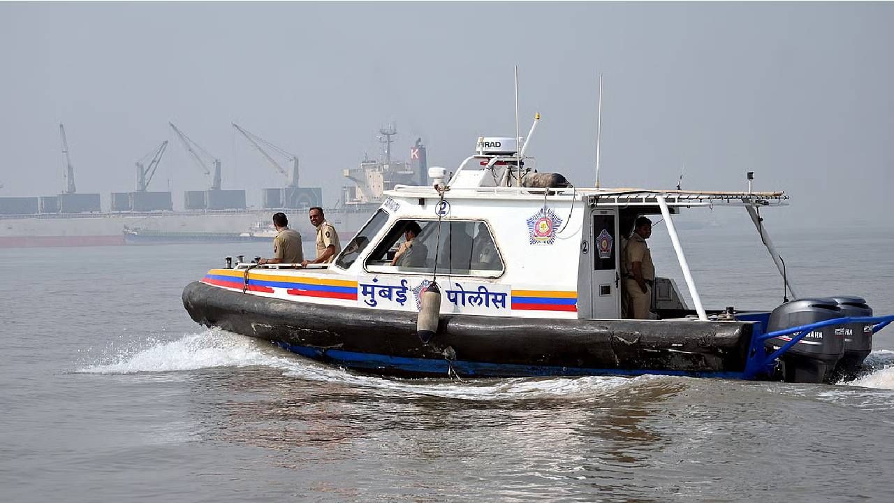 मुंबईत हायअलर्ट, नौदलाच्या अधिकाऱ्याच्या गणवेशात तो आला आणि चक्क जवानाची रायफल आणि काडतुसे घेऊन.. मुंबईत हायअलर्ट, नौदलाच्या अधिकाऱ्याच्या गणवेशात तो आला आणि चक्क जवानाची रायफल आणि काडतुसे घेऊन..