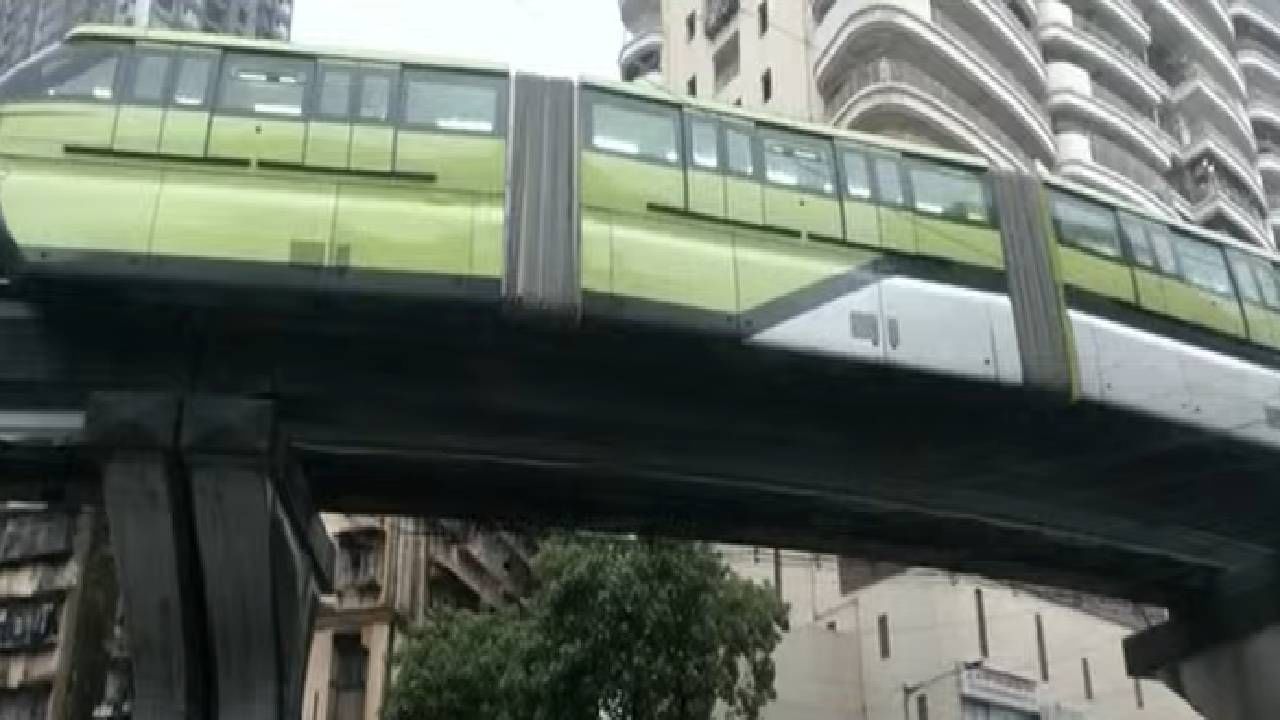 Monorail Service Disrupt :  पावसाचा धुमाकूळ सुरु असताना मोनोरेल पुन्हा बिघडली, फायरब्रिगेडला बोलवावं लागलं