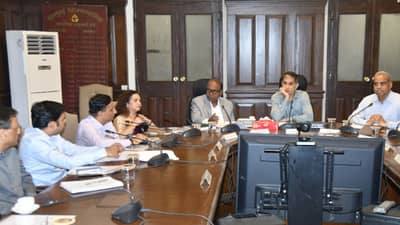 महापालिका निवडणुकांच्या हालचालींना वेग, निवडणूक आयुक्त थेट पालिकेत, दिवसभर बैठका; नेमकं काय घडलं?