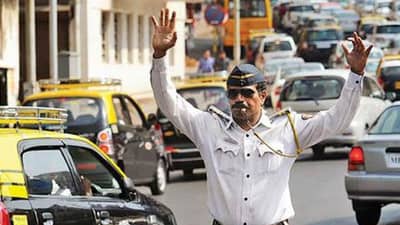 Mumbai Traffic Change : मुंबईकरांनो गाड्या सोडूनच घराबाहेर पडा... गणेश विसर्जनानिमित्त वाहतुकीत मोठे बदल, हे प्रमुख रस्ते बंद राहणार