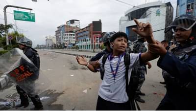 Nepal Protest : नेपाळमध्ये असं कधीच घडलं नव्हतं... तुरुंगाच्या भिंती तोडून कैदी पळाले, देशातून पळ काढण्यासाठी नेते विमानतळावर... नुसतं अराजक