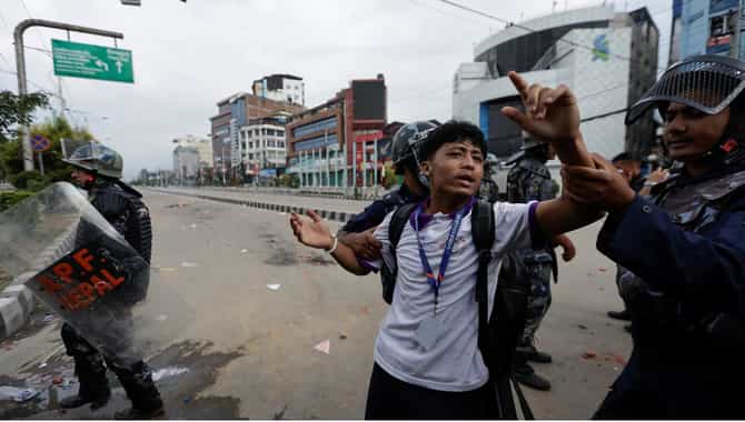 Nepal Protest : नेपाळमध्ये असं कधीच घडलं नव्हतं... तुरुंगाच्या भिंती तोडून कैदी पळाले, देशातून पळ काढण्यासाठी नेते विमानतळावर... नुसतं अराजक