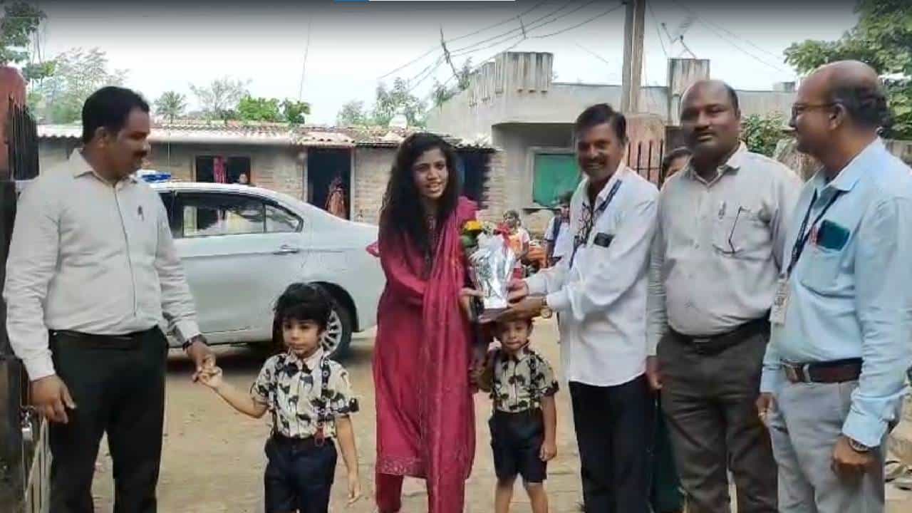 सर्वसामान्यपणे गरीब घरातली मुलं अंगणवाडीत प्रवेश घेतात, असा अनेकांचा समज असतो. परंतु नंदुरबारच्या जिल्हाधिकारी डॉ. मिताली सेठी यांनी हा समज मोडीत काढला आहे. त्यांनी त्यांच्या जुळ्या मुलांना अंगणवाडीत प्रवेश घेतला आहे.