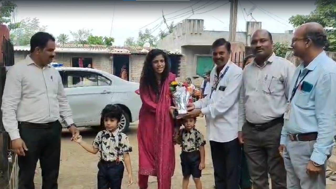 सर्वसामान्यपणे गरीब घरातली मुलं अंगणवाडीत प्रवेश घेतात, असा अनेकांचा समज असतो. परंतु नंदुरबारच्या जिल्हाधिकारी डॉ. मिताली सेठी यांनी हा समज मोडीत काढला आहे. त्यांनी त्यांच्या जुळ्या मुलांना अंगणवाडीत प्रवेश घेतला आहे.