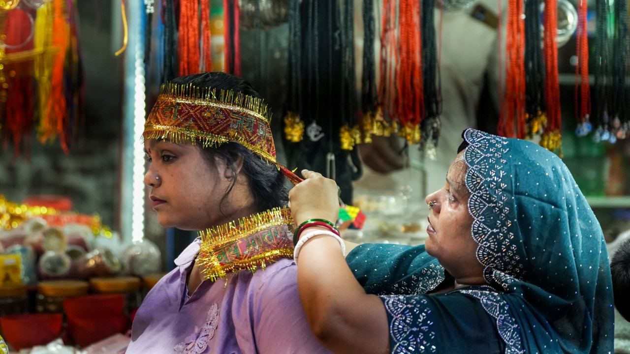 यामुळे आनंदाचे वातावरण तयार होते आणि सुरक्षिततेची भावना वाढते. कोणताही धर्मग्रंथ सांगत नसतानाही लोक स्वतःहून या परंपरेत उत्साहाने सहभागी होतात, हीच यामागची खरी गंमत आहे.