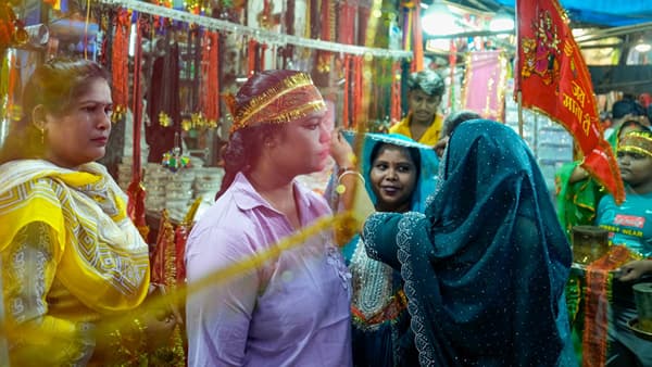 आजपासून देशभरात शारदीय नवरात्रोत्सवाला उत्साहात सुरुवात झाली आहे. नवरात्रीच्या नऊ दिवसांमध्ये देवीच्या नऊ रूपांची पूजा केली जाते. या काळात गरबा, दांडिया आणि विविध सांस्कृतिक कार्यक्रम पाहायला मिळतात.