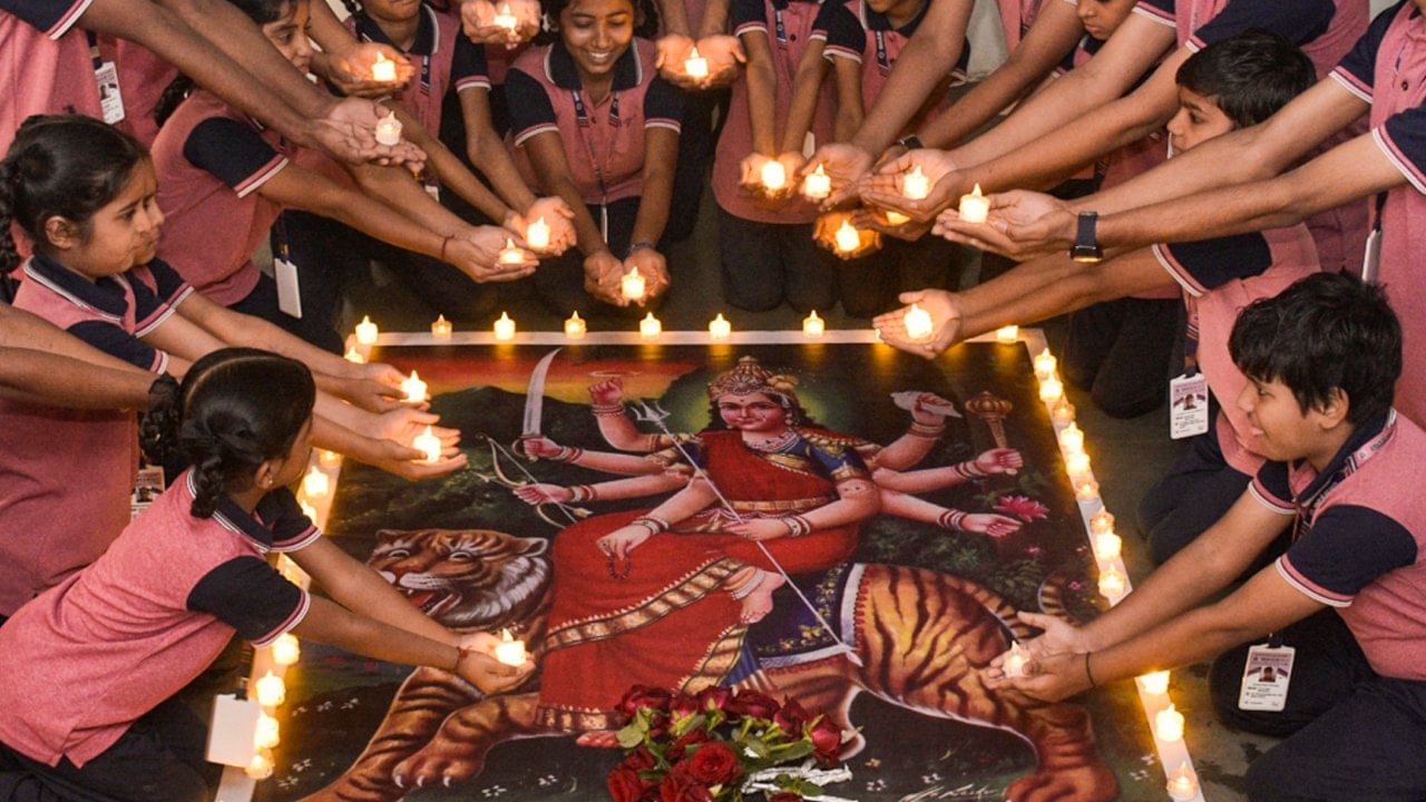 आदिशक्तीच्या विविध रूपांची पूजा करण्यासाठी राज्यभरातील प्रमुख मंदिरांमध्ये पारंपरिक पद्धतीने घटस्थापना करण्यात आली आहे. मुंबई, पुणे, धाराशिव, नांदेडसह संपूर्ण महाराष्ट्रात अनेक शहरांमध्ये नवरात्रीचा उत्साह पाहायला मिळत आहे.