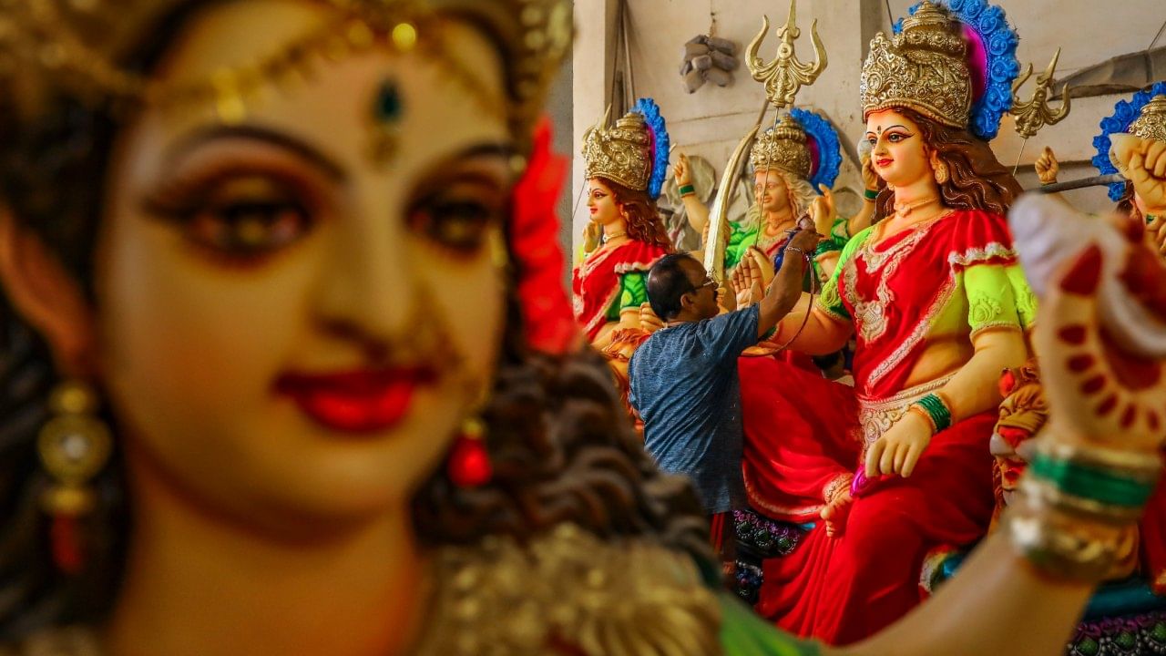 या उत्सवाचे एक खास आकर्षण म्हणजे नऊ दिवस नऊ रंगांचे कपडे परिधान करणे. यंदाही नवरात्रीच्या प्रत्येक दिवसासाठी एक रंग ठरवण्यात आला आहे. त्यानुसार आजपासून बहुतांश लोक त्याच रंगाचे कपडे परिधान करताना दिसतात.