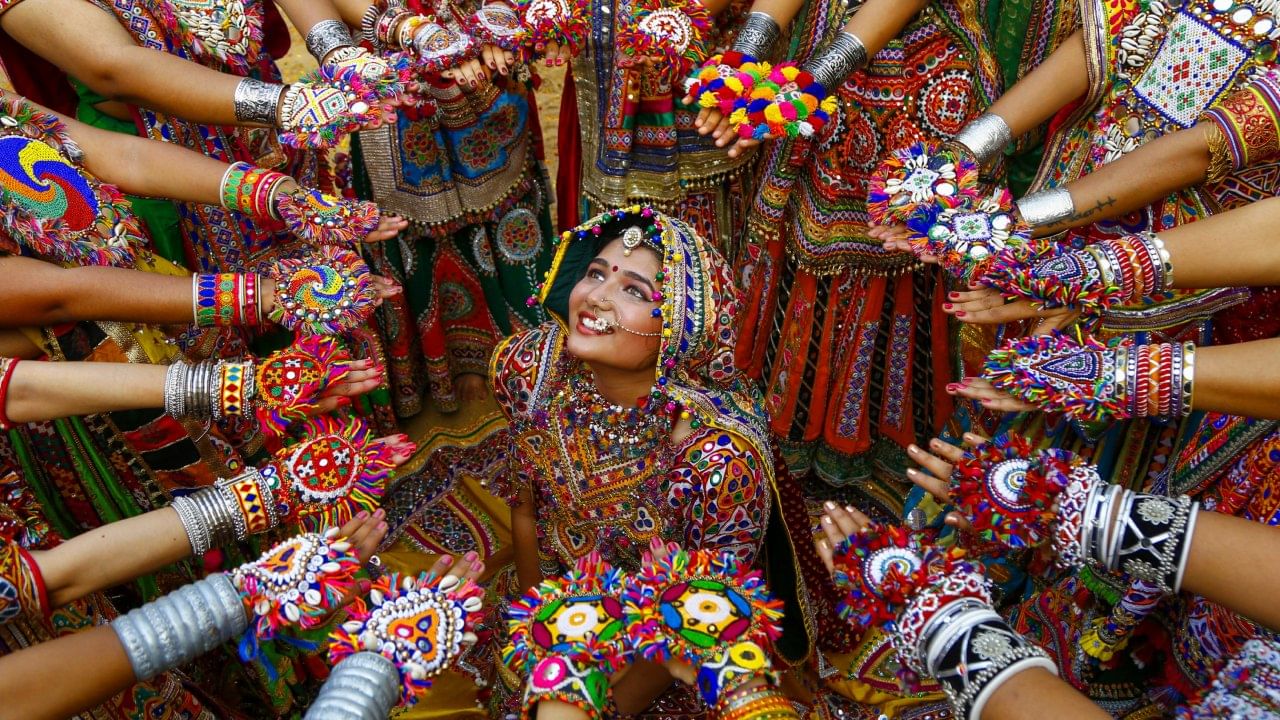 या परंपरेचा मुख्य उद्देश सामाजिक एकोपा आणि समानता वाढवणे हा आहे. जेव्हा अनेक लोक एकाच रंगाचे कपडे घालतात, तेव्हा त्यांच्यात आपण सर्व एक आहोत अशी भावना निर्माण होते.