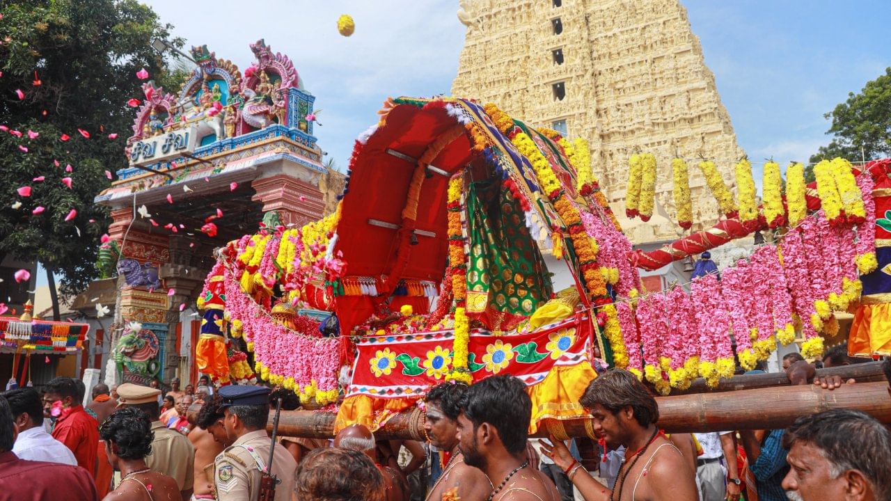 प्रत्येक आठवड्यात सात वार असतात आणि नवरात्रीचे नऊ दिवस असतात. त्यामुळे, जे दोन वार पुन्हा येतात, त्या दिवशी त्या रंगाचा सिस्टर कलर  म्हणजेच जवळचा रंग निवडला जातो. यानुसार नऊ रंग ठरवले जातात.