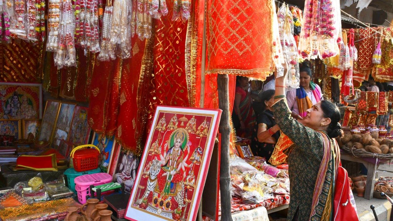 हे रंग फक्त त्या-त्या दिवसाच्या वारावरून ठरवले जातात. आपल्या धार्मिक ग्रंथांमध्ये प्रत्येक वारासाठी एक विशिष्ट रंग दिला आहे. त्यानुसार हे रंग ठरवले जातात.